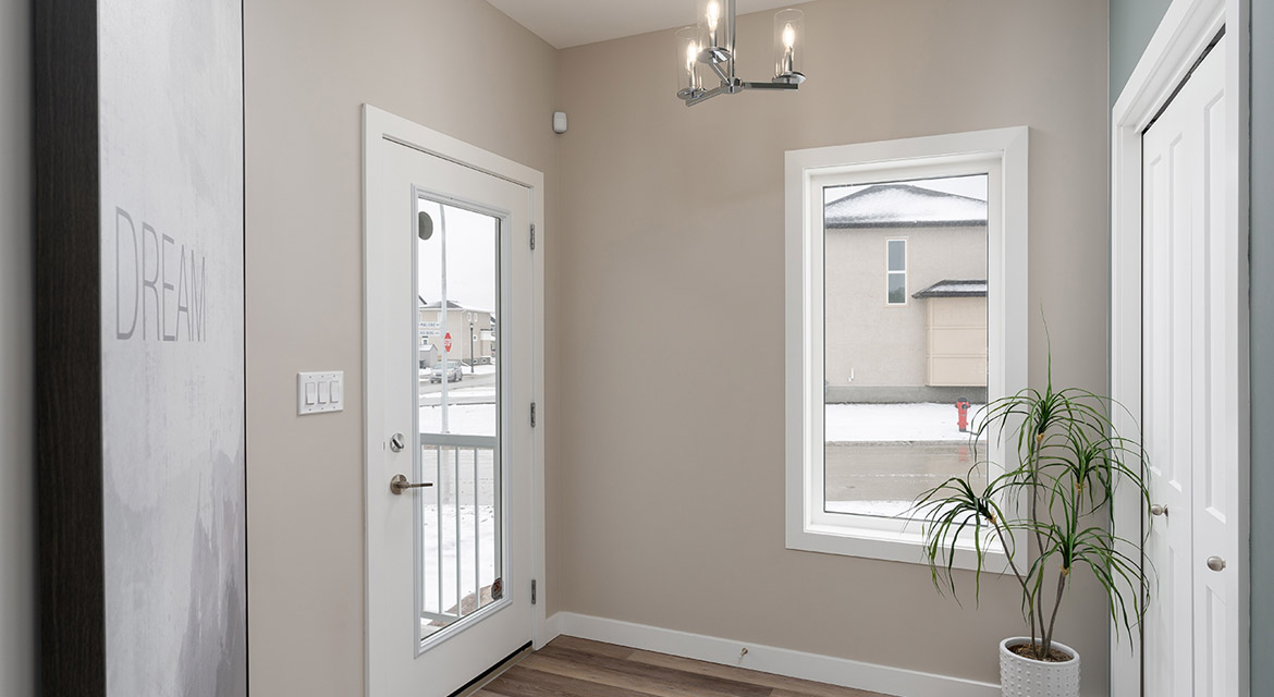 2. Foyer - 63 Crestmont Drive The Harlow DG 17 A Broadview Homes Winnipeg