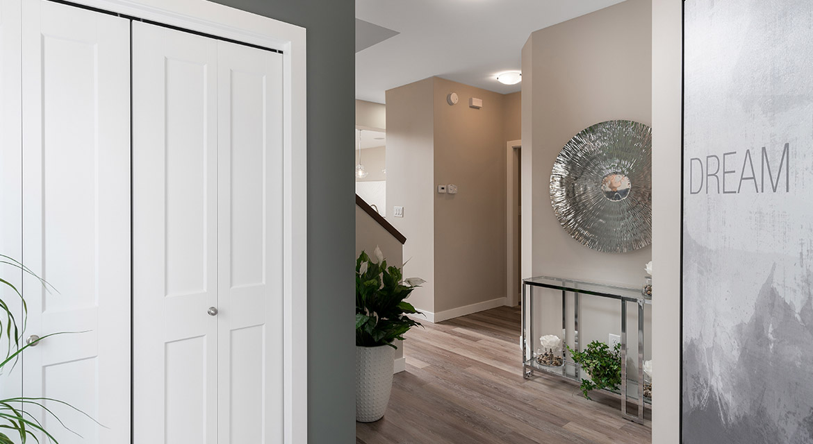 3. Foyer - 63 Crestmont Drive The Harlow DG 17 A Broadview Homes Winnipeg