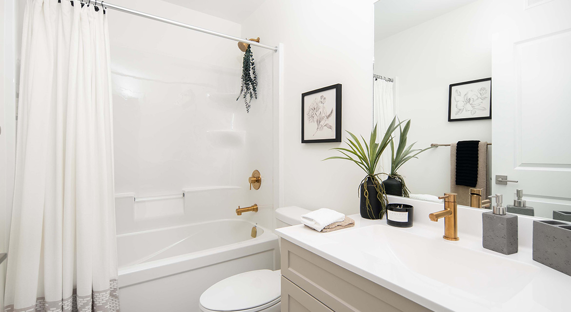 DG16HMainFloorFullBath