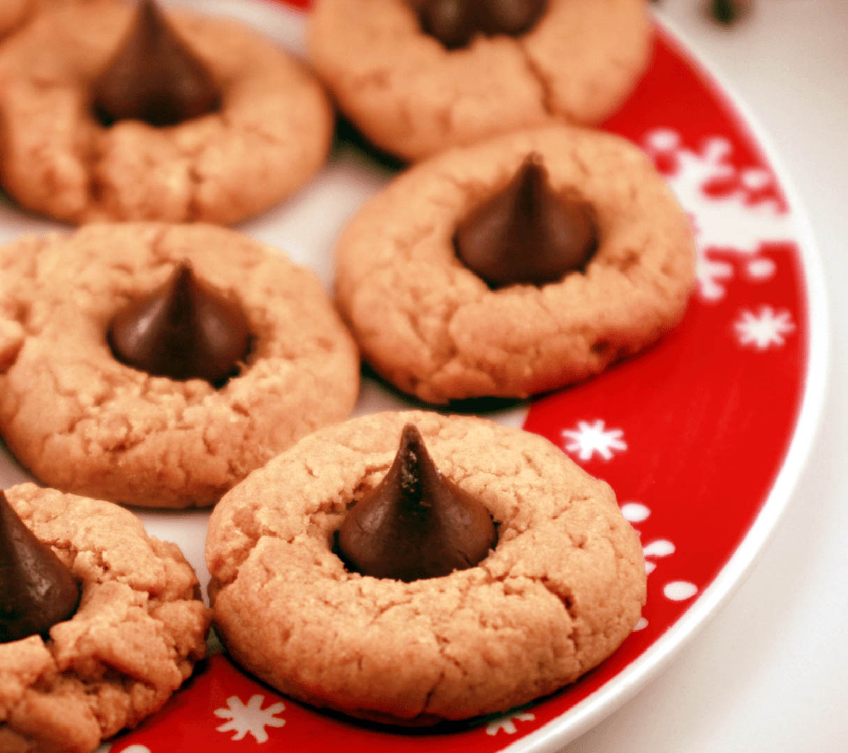 9 Easy Holiday Baking Recipes Kiss Cookies Image