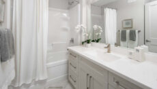 Dg17aupstairsmainbath