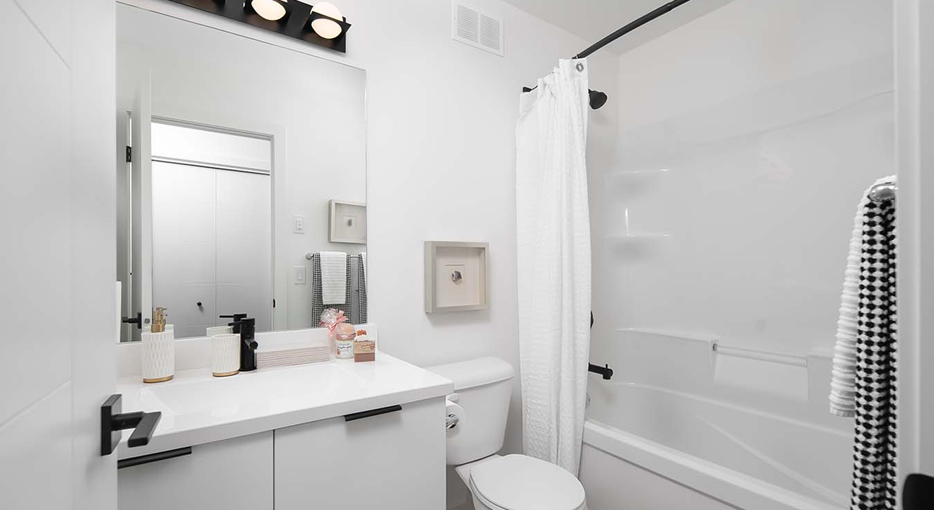 Dg18bupstairsmainbath