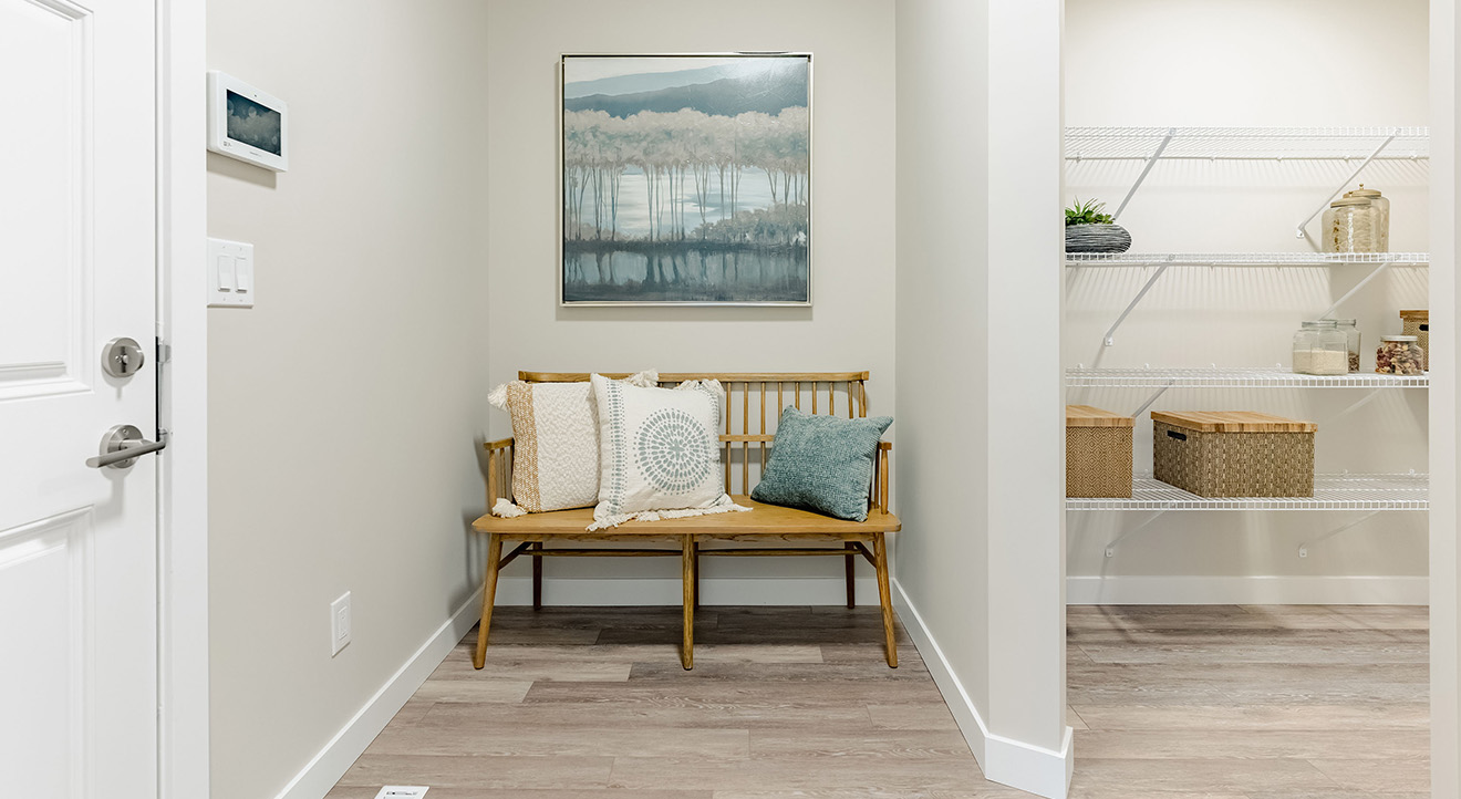 Dg44dmudroom&walk Thrupantry