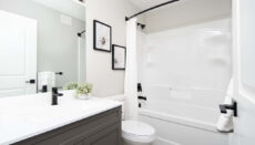 Dg11aupstairsmainbath