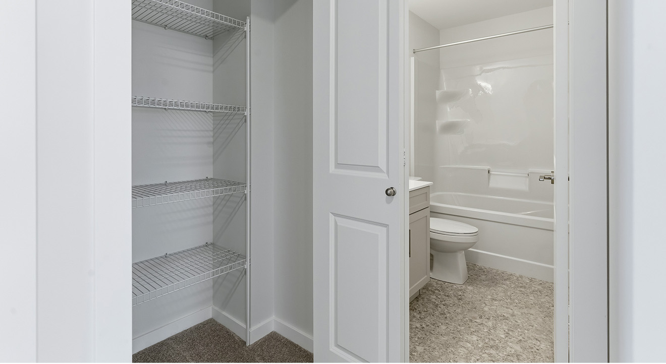 Dg8blinen&upstairsmainbath