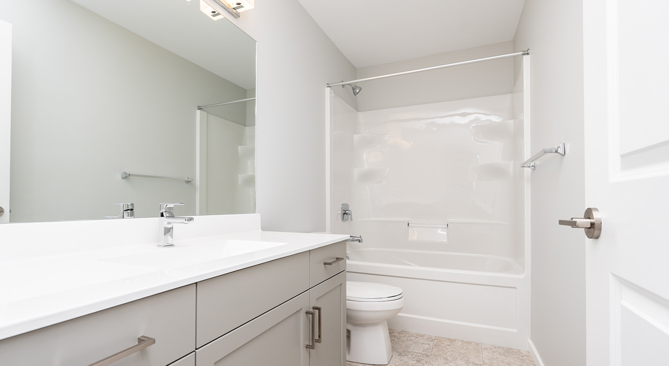 Rg74asecondfloormainbath